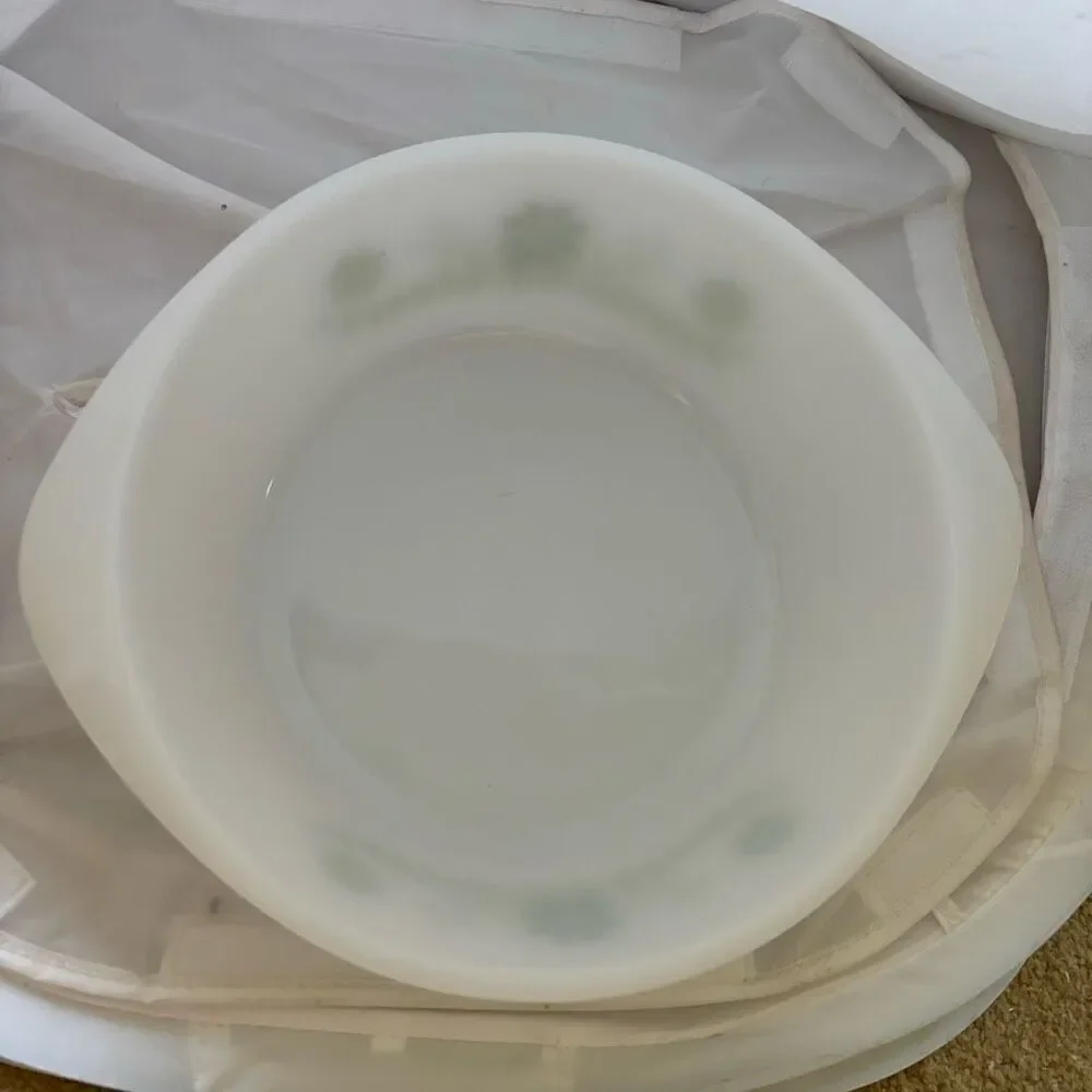 Glasbake Green Daisy J-2600 Milk Glass 1 1/2 QT Casserole Dish 1970’s